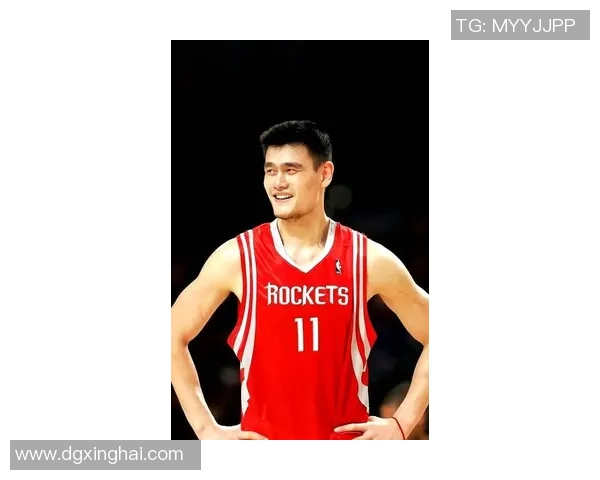 姚明轻松跨越门框的瞬间展现了巨人风范与运动员的优雅气质