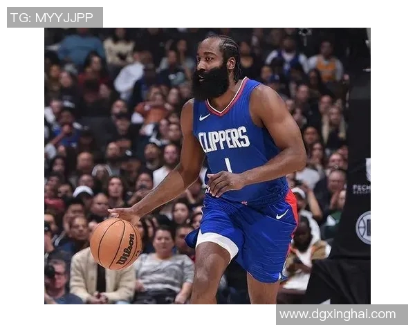 火箭球星詹姆斯-哈登因伤缺席比赛，球队临时调整战术，展现团队力量